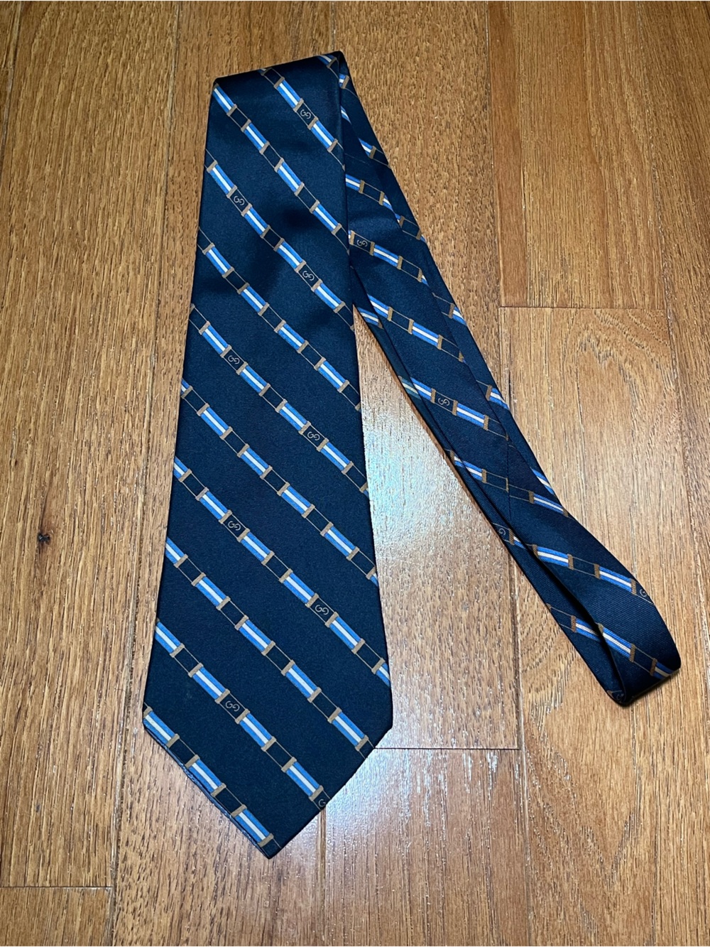 Vtg Gucci Mens Navy Blue Tie 100% Silk Made In Italy Classic
Luxury Striped GG